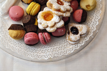 dolcetti vari e colorati, in piatto su tovaglia bianca