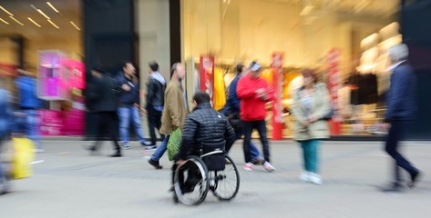 Barrierefreiheit mit Rollstuhl Einkaufstraße mit Zoomeffekt