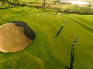 Photo sur Plexiglas Golf Aerial view of golfers on putting green
