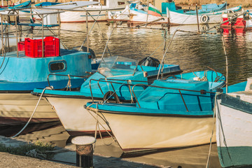 Fototapeta na wymiar Рыбацкие лодки после рыбалки на причале в порту города Созополь, Болгария.