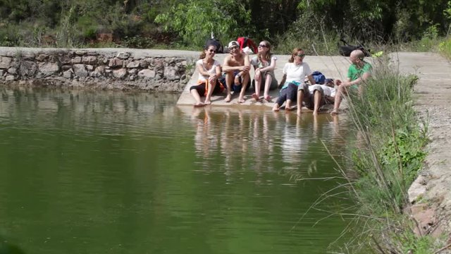 Remoj&aacute;ndose los pies despu&eacute;s de la caminata