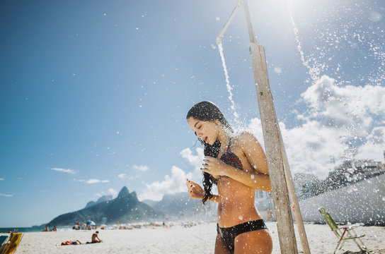 Junge Frau am Strand von Ipanema, Rio de Janeiro, Brasilien