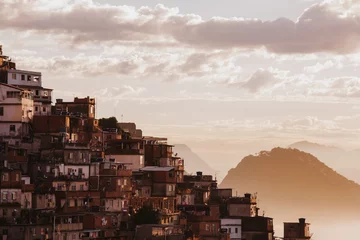Fotobehang Favela Cantagalo, Rio de Janeiro, Brasilien, zum Sonnenaufgang © kay fochtmann