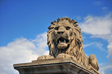 Fototapeta na wymiar Stone lion monument in the Chain bridge