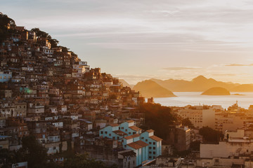 Favela Cantagalo, Rio de Janeiro, Brasilien, im warmen Licht des Sonnenaufgangs