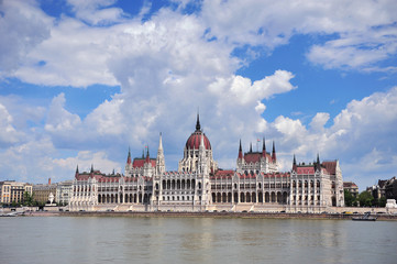 Obraz premium Parliament of Budapest with dramatic sky on background