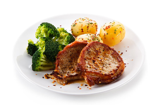 Roast steak with potatoes and broccoli