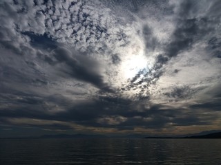 ciel tourmenté au-dessus du lac