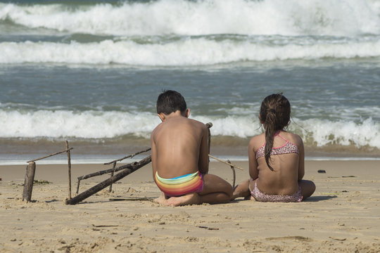 CRIAN&Ccedil;A BRINCANDO NA PRAIA 