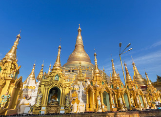 Fototapeta premium Shwedagon big golden pagoda in rangoon, Myanmar(Burma) on blue sky 