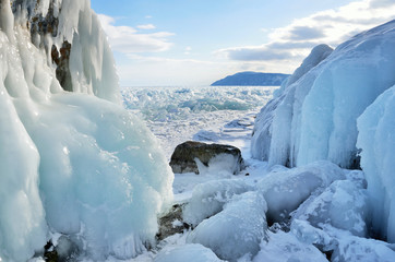 Ледяные наплески на мысе Саган-Заба, озеро Байкал