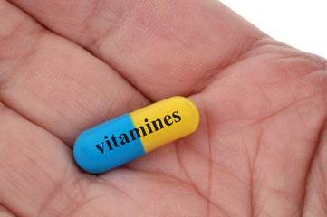 Gélule de vitamines dans la main