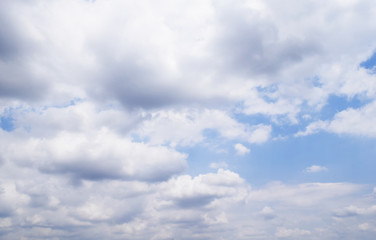 Obraz premium Blue sky with white clouds background in cloudy day