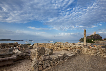 Rovine di Nora a Pula con sfondo il mare