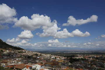 Paesaggio Sardegna con cielo blu e nuvole bianche 