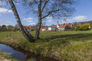 paysage de village avec ruisseau