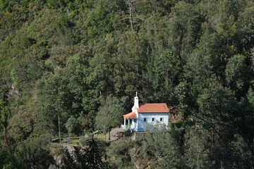 Obraz premium Natural scenery following the hiking trails in Serra da Lousa. Coimbra, Portugal