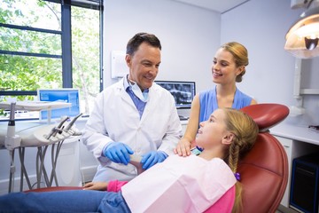 Obraz premium Dentist interacting with young patient