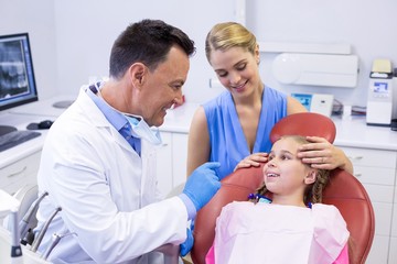 Obraz premium Dentist interacting with young patient