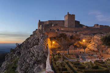 Castelo de Marvao ao Por do Sol. Atracção turística no Alentejo. Paisagem de castelo medieval.