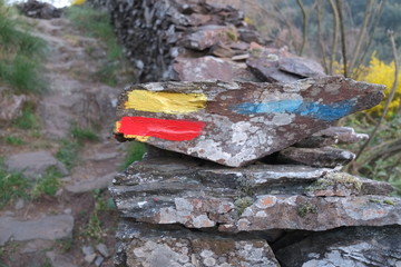 Obraz premium Hiking orientation marks painted on stone in Serra da Lousa. Coimbra, Portugal