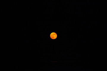 Luna Piena rossa nel buio assoluto della notte