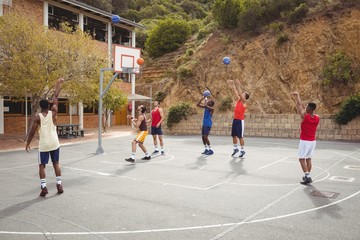 Obraz premium Basketball players practicing in basketball court
