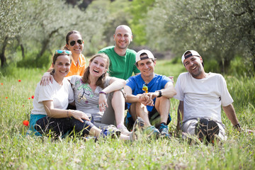 Grupo de amigos en el campo