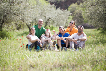 Grupo de amigos riendo en el campo