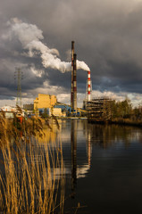 Kominy przemysłowe, biały dym z komina. Ciężkie, ciemne niebo.   © Aneta