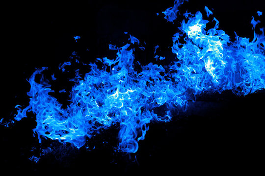 Fuoco fiamme blu isolato su sfondo nero