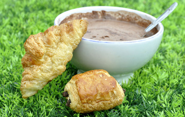 Bol de chocolat et viennoiseries