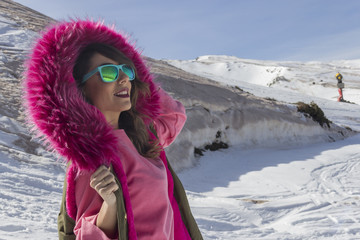 Fototapeta na wymiar Mujer saludando en la Sierra nevada