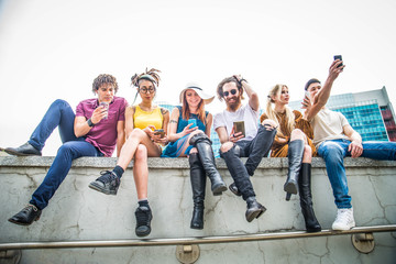 Obraz premium Friends meeting outdoors