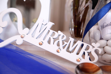 Scritta Mr&Mrs su tavolo dolci vicino ai confetti 