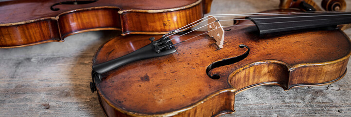 Panorama mit zwei Geigen auf Holzhintergrund © M.Dörr & M.Frommherz