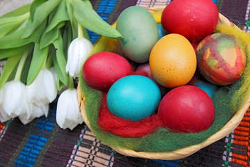 Fototapeta na wymiar Close up of colorful painted easter eggs in a basket 