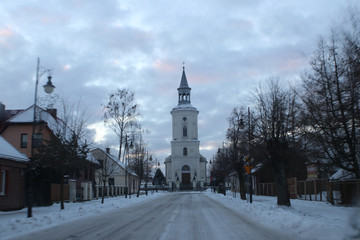 zimowy biały kościół po zachodzie słońca w małym miasteczku © Magdalena