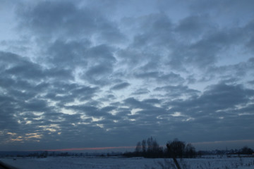 Obraz premium wieczorne zimowe niebo z chmurami