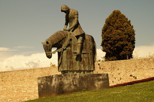 Reiterstandbild vor der basilia in Assisi / Italien