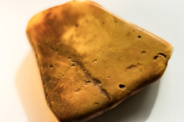 żółty bursztyn naturalny