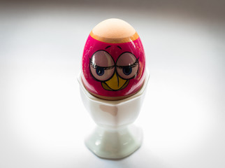 jajko wielkanocne z różową śmieszną twarzą © Magdalena