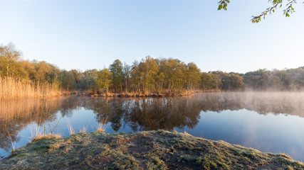 Ostfriesische Landschaften, am Wolfsmeer beim Sonnenaufgang mit leichten Nebel über dem Wasserspiegel