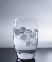 Eis im Getränk für die Erfrischung 