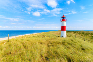 Ellenbogen Leuchtturm auf Sanddüne gegen blauen Himmel mit weißen Wolken an der Nordküste der Insel Sylt, Deutschland