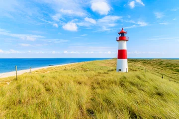 Selbstklebende Fototapete Nordsee, Niederlande Ellenbogen Leuchtturm auf Sanddüne gegen blauen Himmel mit weißen Wolken an der Nordküste der Insel Sylt, Deutschland