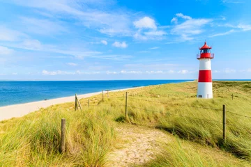 Papier Peint photo autocollant Mer du Nord, Pays-Bas Phare d& 39 Ellenbogen sur la dune de sable et vue sur la plage sur la côte nord de l& 39 île de Sylt, Allemagne