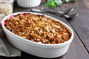 Crumble with berries and oat cereals