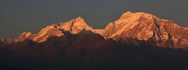 Photo sur Plexiglas Manaslu Les sommets des montagnes du Manaslu au coucher du soleil. Vue depuis Ghale Gaun, zone de conservation de l& 39 Annapurna, Népal.