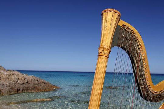 Bella immagine di un arpa con sfondo mare e cielo blu